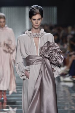 New York, Ny - 12 Eylül: Manken pist yürür Marc Jacobs bahar 2019 gösterisi sırasında; Eylül 2018, üzerinde 12 Eylül 2018 yılında New York City Park Caddesi Tophane, New York moda haftası.