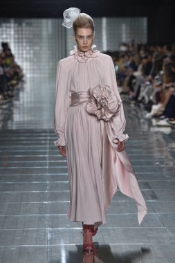 New York, Ny - 12 Eylül: Manken pist yürür Marc Jacobs bahar 2019 gösterisi sırasında; Eylül 2018, üzerinde 12 Eylül 2018 yılında New York City Park Caddesi Tophane, New York moda haftası.