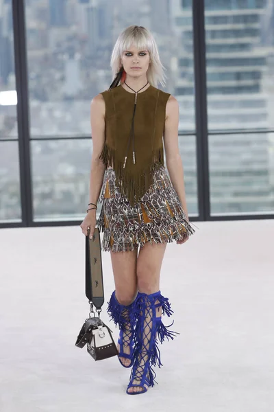 New York, Ny - Eylül 08: Longchamp bahar 2019 pist gösterisi sırasında 8 Eylül 2018 tarihinde New York'ta bir modeli pist yürür.