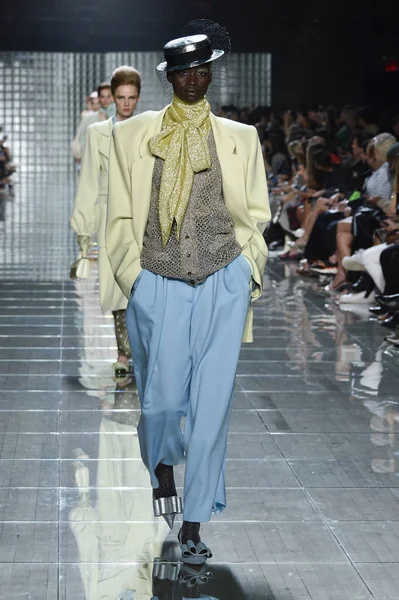 ニューヨーク モデルは マーク ジェイコブス春 2019年ショー中に滑走路を歩く9 2018 年パークアベニューアーモリーで 2018 日ニューヨーク市でのニューヨーク ファッション — ストック写真