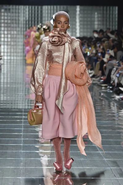 New York, Ny - 12 Eylül: Manken pist yürür Marc Jacobs bahar 2019 gösterisi sırasında; Eylül 2018, üzerinde 12 Eylül 2018 yılında New York City Park Caddesi Tophane, New York moda haftası.