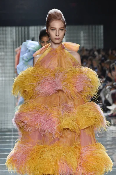 New York, Ny - 12 Eylül: Manken pist yürür Marc Jacobs bahar 2019 gösterisi sırasında; Eylül 2018, üzerinde 12 Eylül 2018 yılında New York City Park Caddesi Tophane, New York moda haftası.