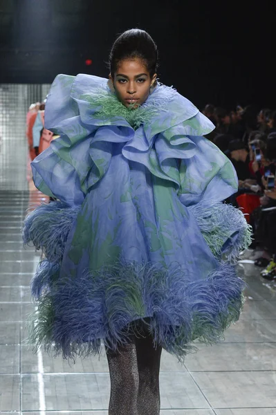 New York, Ny - 12 Eylül: Manken pist yürür Marc Jacobs bahar 2019 gösterisi sırasında; Eylül 2018, üzerinde 12 Eylül 2018 yılında New York City Park Caddesi Tophane, New York moda haftası.