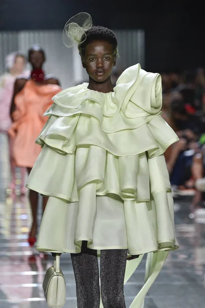 New York, Ny - 12 Eylül: Manken pist yürür Marc Jacobs bahar 2019 gösterisi sırasında; Eylül 2018, üzerinde 12 Eylül 2018 yılında New York City Park Caddesi Tophane, New York moda haftası.