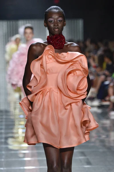 New York, Ny - 12 Eylül: Manken pist yürür Marc Jacobs bahar 2019 gösterisi sırasında; Eylül 2018, üzerinde 12 Eylül 2018 yılında New York City Park Caddesi Tophane, New York moda haftası.