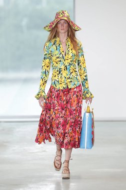 New York, Ny - 12 Eylül: Bir model yürür pist giyen Michael Kors bahar 2019 tarihinde 12 Eylül 2018 New York City.