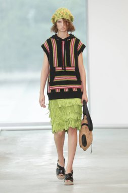 New York, Ny - 12 Eylül: Bir model yürür pist giyen Michael Kors bahar 2019 tarihinde 12 Eylül 2018 New York City.