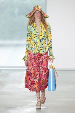 New York, Ny - 12 Eylül: Bir model yürür pist giyen Michael Kors bahar 2019 tarihinde 12 Eylül 2018 New York City.