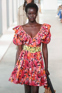 New York, Ny - 12 Eylül: Bir model yürür pist giyen Michael Kors bahar 2019 tarihinde 12 Eylül 2018 New York City.