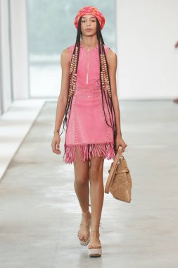 New York, Ny - 12 Eylül: Bir model yürür pist giyen Michael Kors bahar 2019 tarihinde 12 Eylül 2018 New York City.