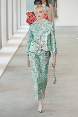 New York, Ny - 12 Eylül: Bir model yürür pist giyen Michael Kors bahar 2019 tarihinde 12 Eylül 2018 New York City.