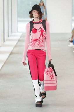 New York, Ny - 12 Eylül: Bir model yürür pist giyen Michael Kors bahar 2019 tarihinde 12 Eylül 2018 New York City.
