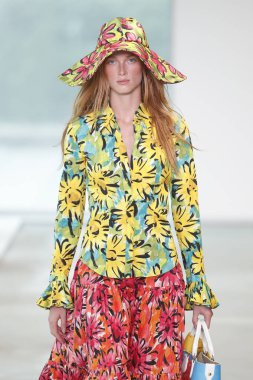 New York, Ny - 12 Eylül: Bir model yürür pist giyen Michael Kors bahar 2019 tarihinde 12 Eylül 2018 New York City.