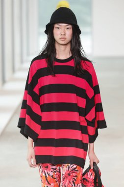 New York, Ny - 12 Eylül: Bir model yürür pist giyen Michael Kors bahar 2019 tarihinde 12 Eylül 2018 New York City.