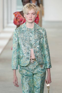 New York, Ny - 12 Eylül: Bir model yürür pist giyen Michael Kors bahar 2019 tarihinde 12 Eylül 2018 New York City.