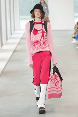 New York, Ny - 12 Eylül: Bir model yürür pist giyen Michael Kors bahar 2019 tarihinde 12 Eylül 2018 New York City.