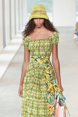 New York, Ny - 12 Eylül: Bir model yürür pist giyen Michael Kors bahar 2019 tarihinde 12 Eylül 2018 New York City.