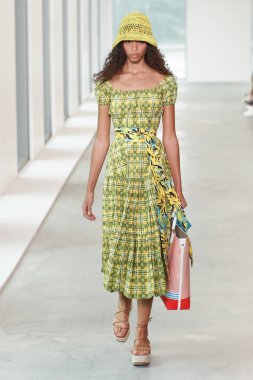 New York, Ny - 12 Eylül: Bir model yürür pist giyen Michael Kors bahar 2019 tarihinde 12 Eylül 2018 New York City.