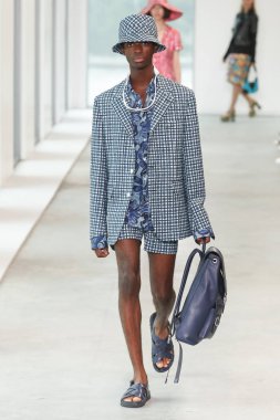 New York, Ny - 12 Eylül: Bir model yürür pist giyen Michael Kors bahar 2019 tarihinde 12 Eylül 2018 New York City.