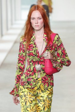 New York, Ny - 12 Eylül: Bir model yürür pist giyen Michael Kors bahar 2019 tarihinde 12 Eylül 2018 New York City.