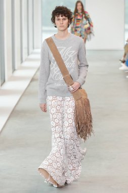 New York, Ny - 12 Eylül: Bir model yürür pist giyen Michael Kors bahar 2019 tarihinde 12 Eylül 2018 New York City.