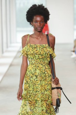 New York, Ny - 12 Eylül: Bir model yürür pist giyen Michael Kors bahar 2019 tarihinde 12 Eylül 2018 New York City.