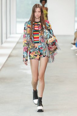 New York, Ny - 12 Eylül: Bir model yürür pist giyen Michael Kors bahar 2019 tarihinde 12 Eylül 2018 New York City.