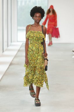 New York, Ny - 12 Eylül: Bir model yürür pist giyen Michael Kors bahar 2019 tarihinde 12 Eylül 2018 New York City.