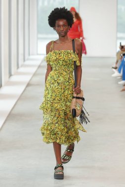New York, Ny - 12 Eylül: Bir model yürür pist giyen Michael Kors bahar 2019 tarihinde 12 Eylül 2018 New York City.