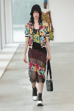 New York, Ny - 12 Eylül: Bir model yürür pist giyen Michael Kors bahar 2019 tarihinde 12 Eylül 2018 New York City.
