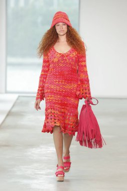 New York, Ny - 12 Eylül: Bir model yürür pist giyen Michael Kors bahar 2019 tarihinde 12 Eylül 2018 New York City.