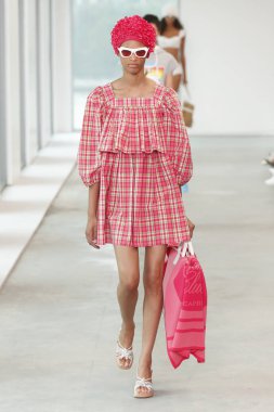 New York, Ny - 12 Eylül: Bir model yürür pist giyen Michael Kors bahar 2019 tarihinde 12 Eylül 2018 New York City.