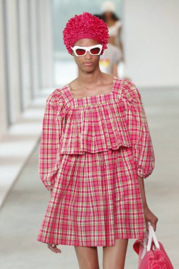 New York, Ny - 12 Eylül: Bir model yürür pist giyen Michael Kors bahar 2019 tarihinde 12 Eylül 2018 New York City.