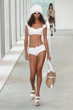 New York, Ny - 12 Eylül: Bir model yürür pist giyen Michael Kors bahar 2019 tarihinde 12 Eylül 2018 New York City.