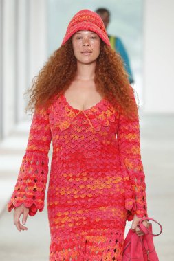 New York, Ny - 12 Eylül: Bir model yürür pist giyen Michael Kors bahar 2019 tarihinde 12 Eylül 2018 New York City.