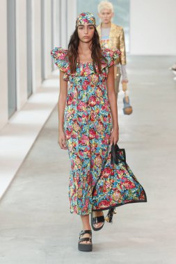 New York, Ny - 12 Eylül: Bir model yürür pist giyen Michael Kors bahar 2019 tarihinde 12 Eylül 2018 New York City.