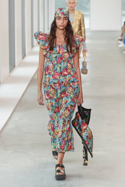 New York, Ny - 12 Eylül: Bir model yürür pist giyen Michael Kors bahar 2019 tarihinde 12 Eylül 2018 New York City.