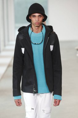 New York, Ny - 12 Eylül: Bir model yürür pist giyen Michael Kors bahar 2019 tarihinde 12 Eylül 2018 New York City.