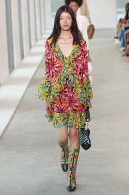 New York, Ny - 12 Eylül: Bir model yürür pist giyen Michael Kors bahar 2019 tarihinde 12 Eylül 2018 New York City.