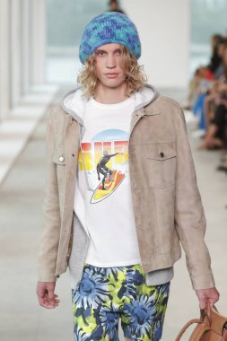 New York, Ny - 12 Eylül: Bir model yürür pist giyen Michael Kors bahar 2019 tarihinde 12 Eylül 2018 New York City.