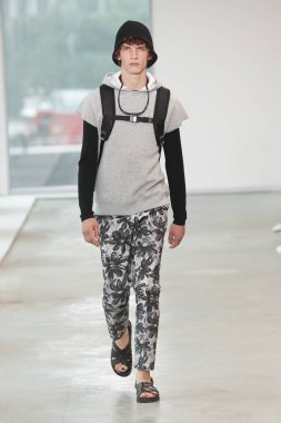 New York, Ny - 12 Eylül: Bir model yürür pist giyen Michael Kors bahar 2019 tarihinde 12 Eylül 2018 New York City.