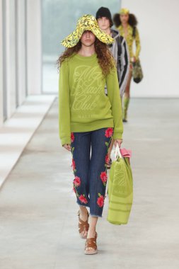 New York, Ny - 12 Eylül: Bir model yürür pist giyen Michael Kors bahar 2019 tarihinde 12 Eylül 2018 New York City.