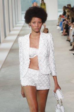 New York, Ny - 12 Eylül: Bir model yürür pist giyen Michael Kors bahar 2019 tarihinde 12 Eylül 2018 New York City.