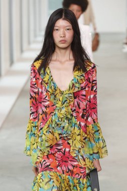 New York, Ny - 12 Eylül: Bir model yürür pist giyen Michael Kors bahar 2019 tarihinde 12 Eylül 2018 New York City.