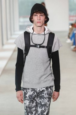 New York, Ny - 12 Eylül: Bir model yürür pist giyen Michael Kors bahar 2019 tarihinde 12 Eylül 2018 New York City.