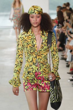 New York, Ny - 12 Eylül: Bir model yürür pist giyen Michael Kors bahar 2019 tarihinde 12 Eylül 2018 New York City.