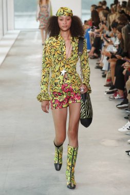 New York, Ny - 12 Eylül: Bir model yürür pist giyen Michael Kors bahar 2019 tarihinde 12 Eylül 2018 New York City.