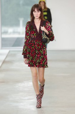 New York, Ny - 12 Eylül: Bir model yürür pist giyen Michael Kors bahar 2019 tarihinde 12 Eylül 2018 New York City.