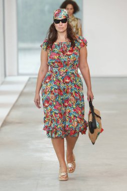 New York, Ny - 12 Eylül: Bir model yürür pist giyen Michael Kors bahar 2019 tarihinde 12 Eylül 2018 New York City.