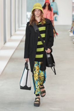 New York, Ny - 12 Eylül: Bir model yürür pist giyen Michael Kors bahar 2019 tarihinde 12 Eylül 2018 New York City.